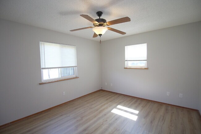 Building Photo - 3/2 with Updated Kitchen & Solar – Minutes...