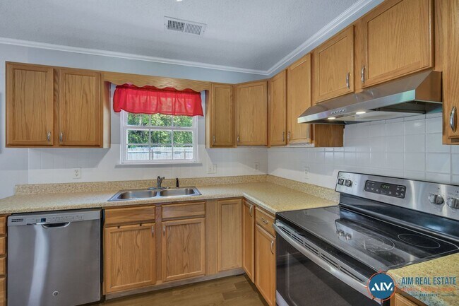 Building Photo - Charming 3-Bed, 2-Bath Home in Historic Beaufort, SC. Call for Details!