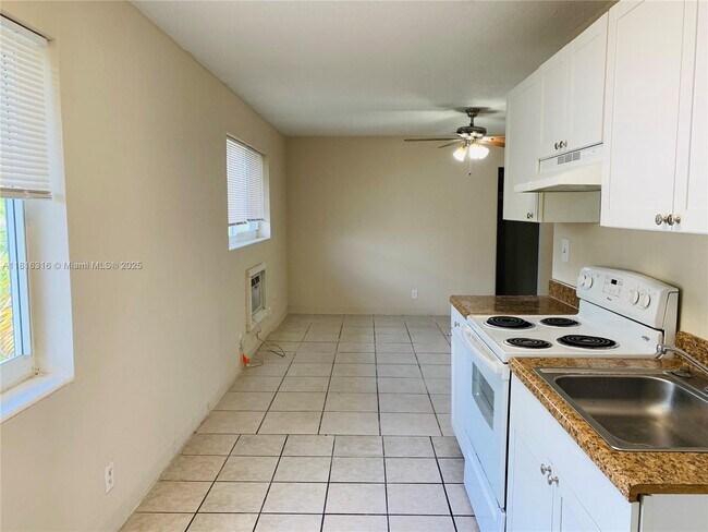 Building Photo - 3049 NW 9th Ave