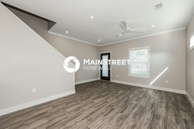 Building Photo - 3 Bedroom Pet-Friendly Home in Dallas, TX with Main Street Renewal