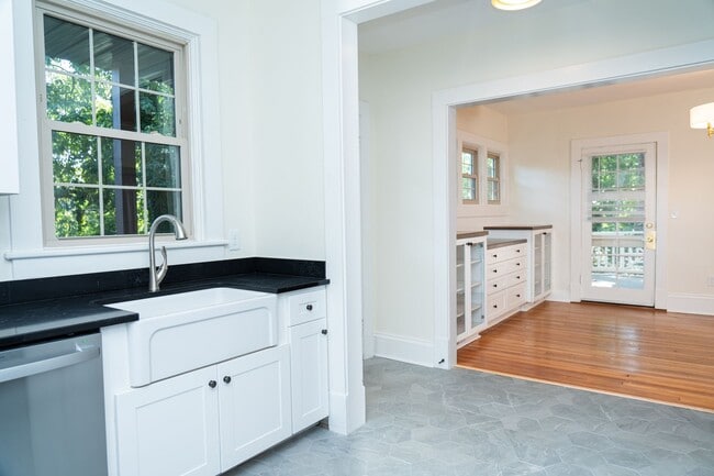 Building Photo - Large 4 Bedroom Home On Oakhurst Circle