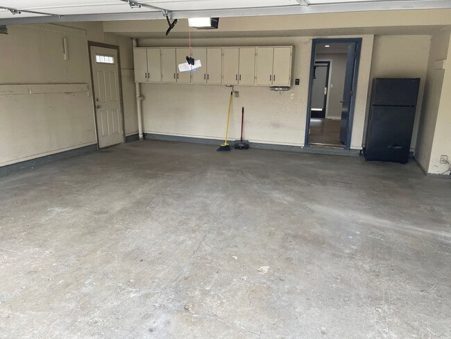 Building Photo - Executive home for rent! Excellent locatio...