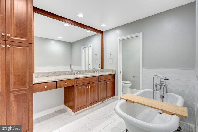 Building Photo - 6805 Reynard Dr