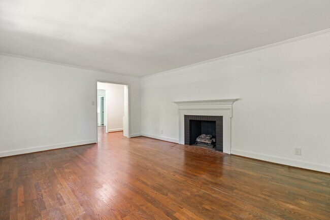 Building Photo - Heart of Chapel Hill! Roosevelt is ready for you!  4 bedrooms/3 bathrooms
