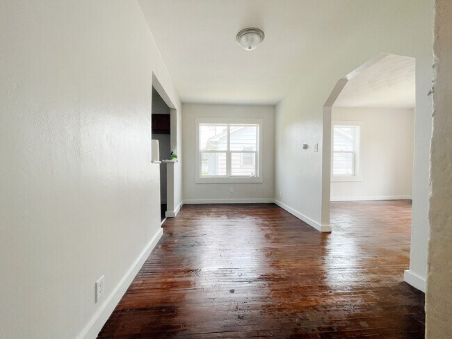 Building Photo - Cozy 2 Bedroom Home! Detached Garage! Large Backyard!