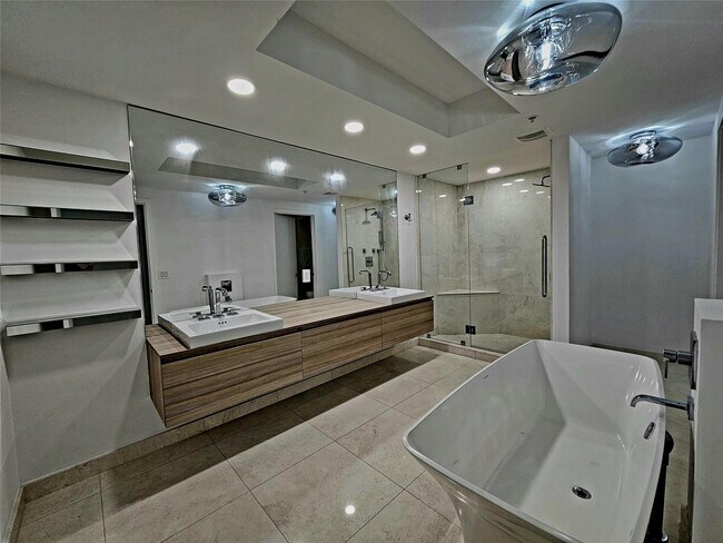 Building Photo - 17301 Biscayne Blvd