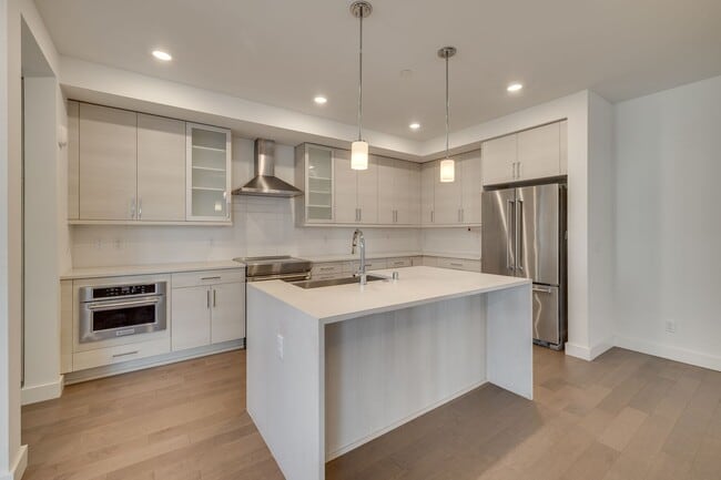 Building Photo - Modern Sammamish Townhome with Style, Spac...