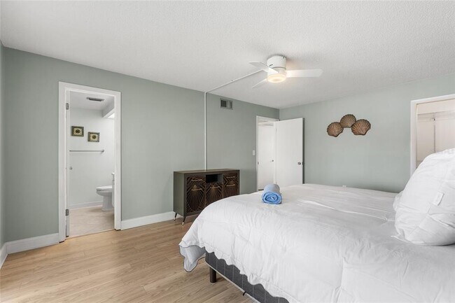 Building Photo - 4775 Cove Cir