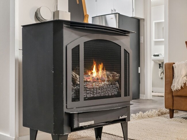 Building Photo - Boho Chic Loft (Furnished)