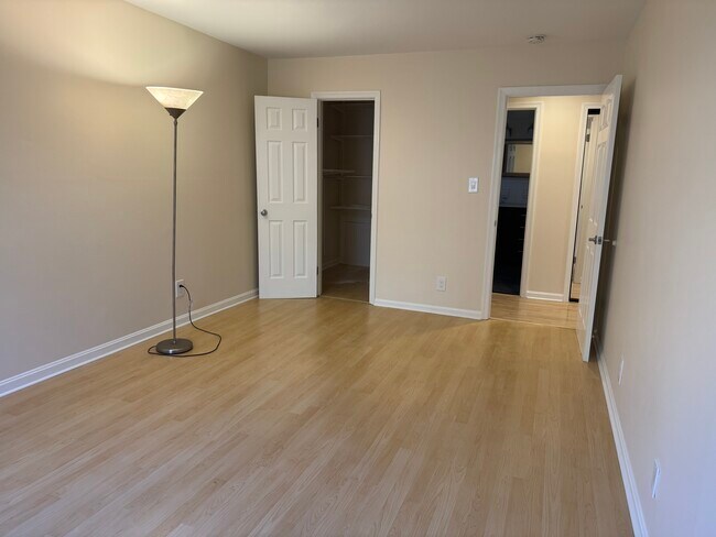 Building Photo - 6006 Westchester Park Dr