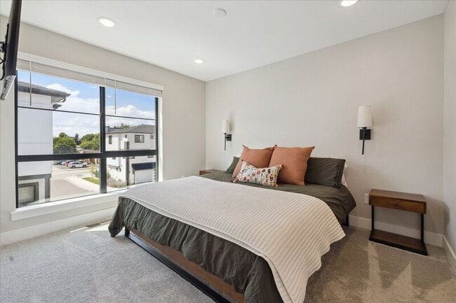 Building Photo - 2002 S Holly St