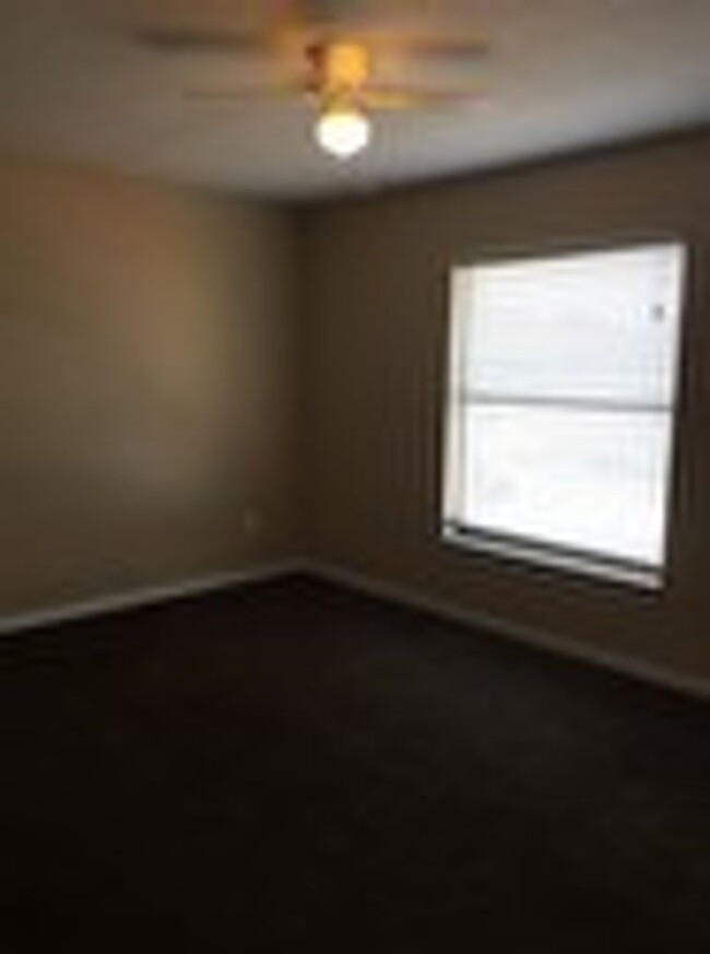 Building Photo - HIDDEN CREEK CONDO