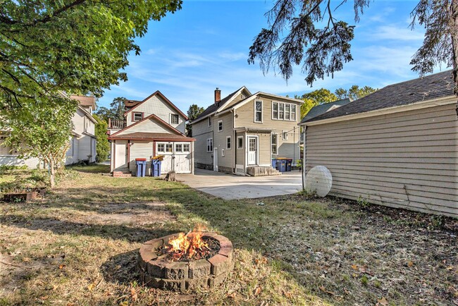 Building Photo - 670 Lake Dr SE