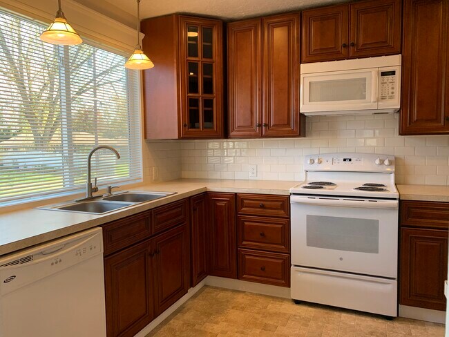 Kitchen - 304 W Illinois St