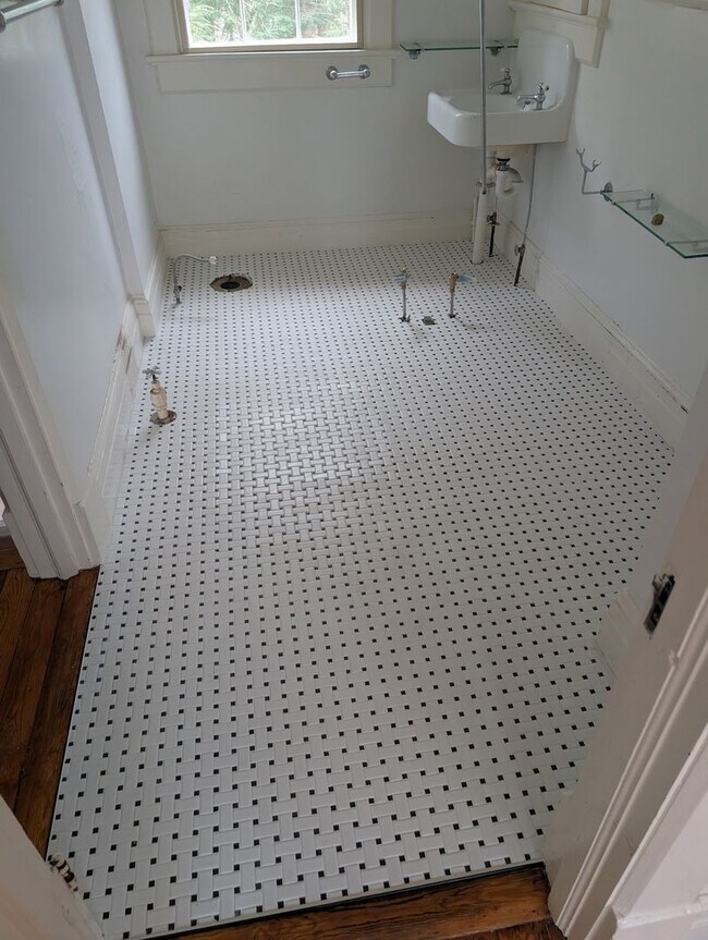 Building Photo - North AVL -  Renovated Arts & Crafts Cottage