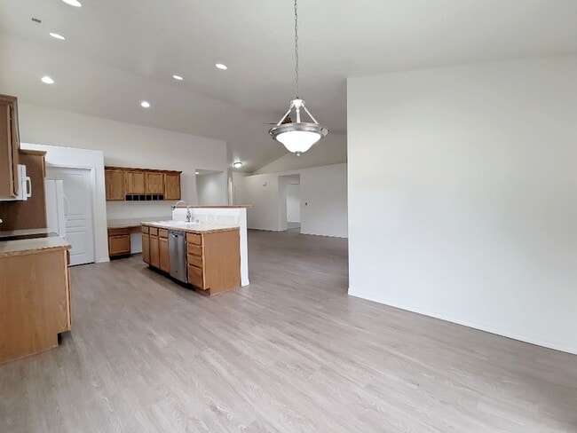 Building Photo - Spacious Rambler in West Richland