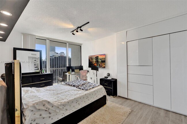 Building Photo - 1750 N Bayshore Dr