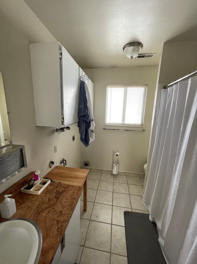 Building Photo - Upper Level 2 Bedroom 1 Bath