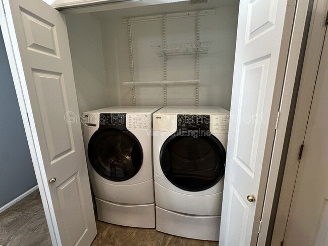 Building Photo - 9064 W Phillips Dr