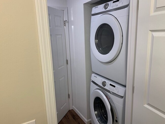 Building Photo - Large Completely Renovated Luxury Condo For Rent at 1664 Brownstone Blvd, Toledo Oh 43614