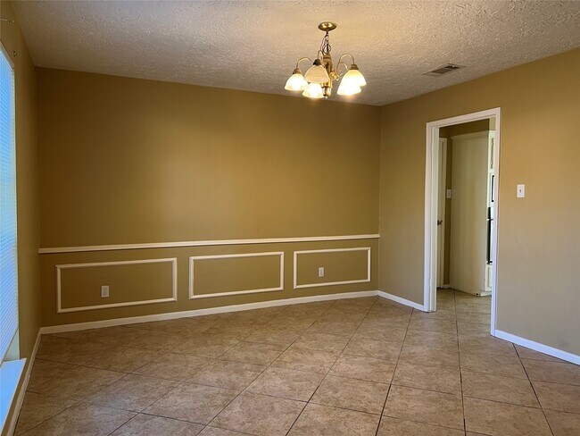 Building Photo - 28801 Holly Hill Dr