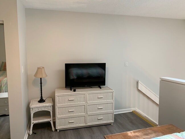 Building Photo - 1 Bedroom loft condo located in North Myrt...