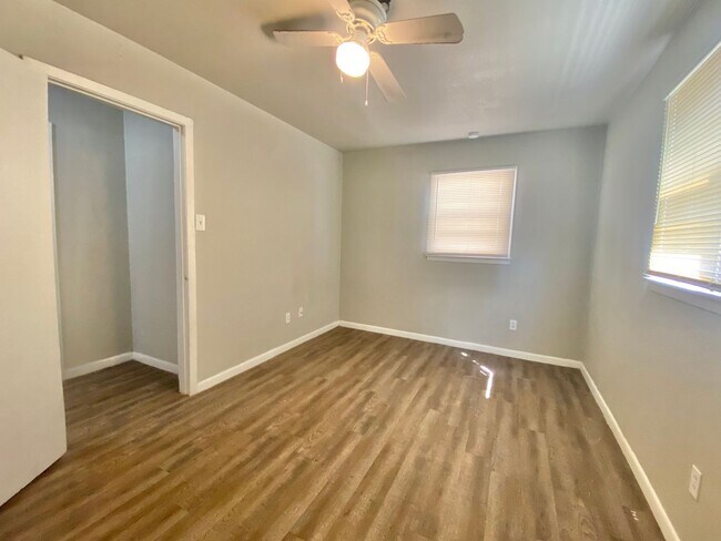 Building Photo - 3 bed 1 bath now available