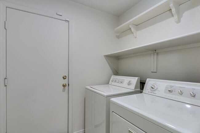 Building Photo - Spacious 3 Bedroom in the Foothills!