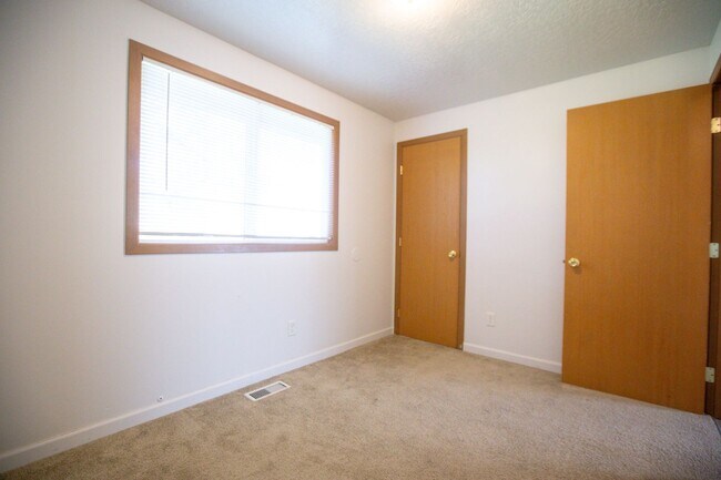 Building Photo - *** 3 Bedroom Woodburn home available now ***
