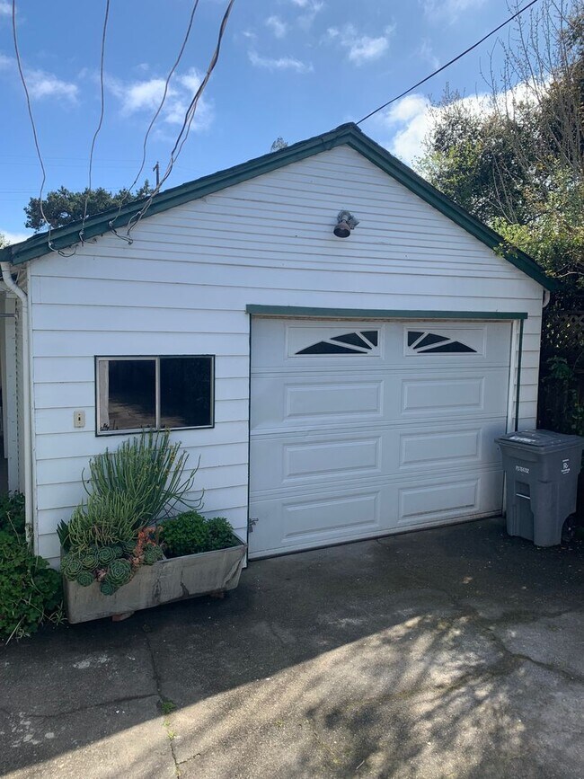 Building Photo - Memorial Hospital 2 bedroom 2 bathroom hom...