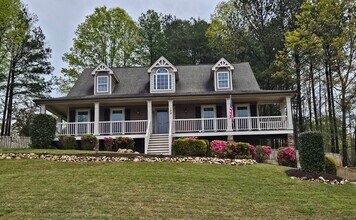 Building Photo - Rare 3 bedroom 2.5 bath home located in Dallas