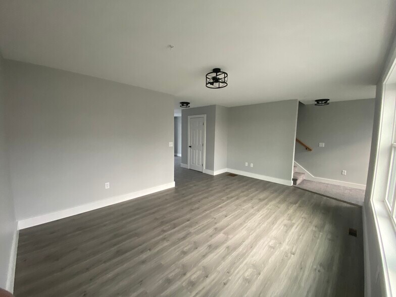 Building Photo - 32 Main St