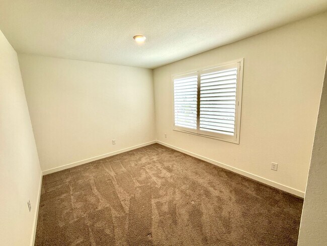Building Photo - Beautiful Newer 3 Bedroom Townhome in the North Valleys!