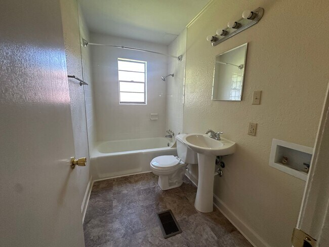 Building Photo - 1000 N Denver