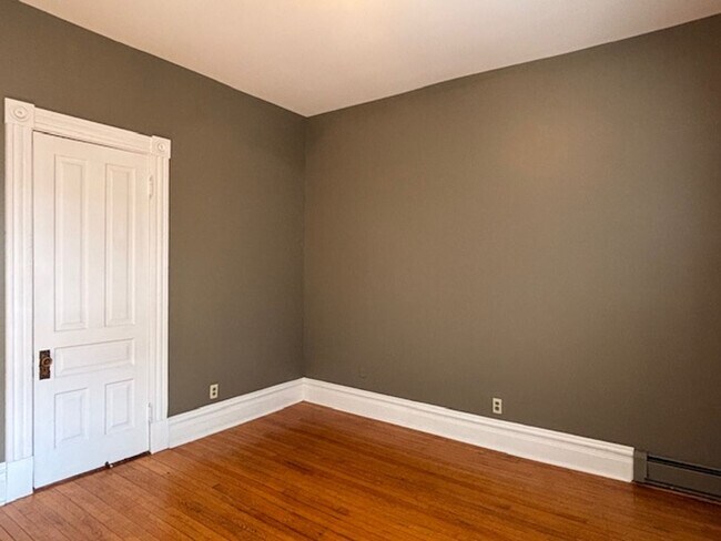 Building Photo - 462 Holly Ave