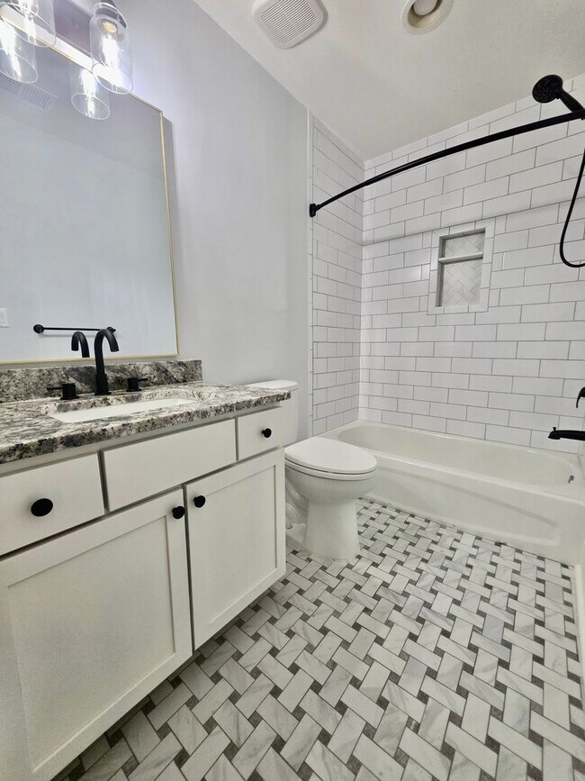 Building Photo - Newly renovated 2 bedroom + flex space in ...