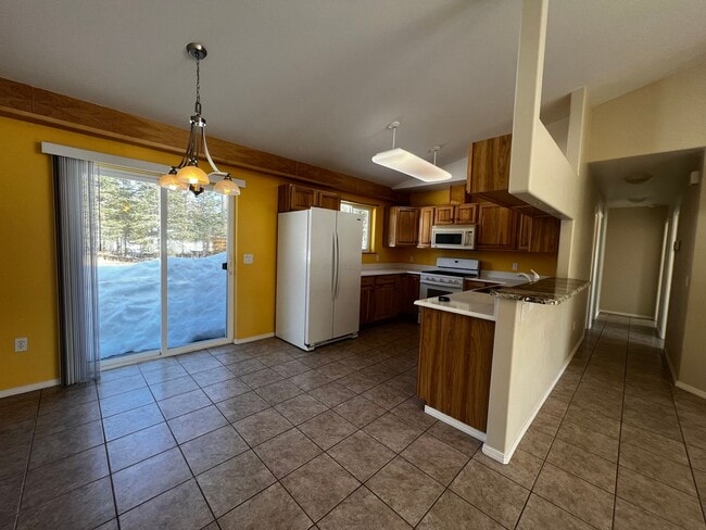 Building Photo - YEAR ROUND RANCH HOME