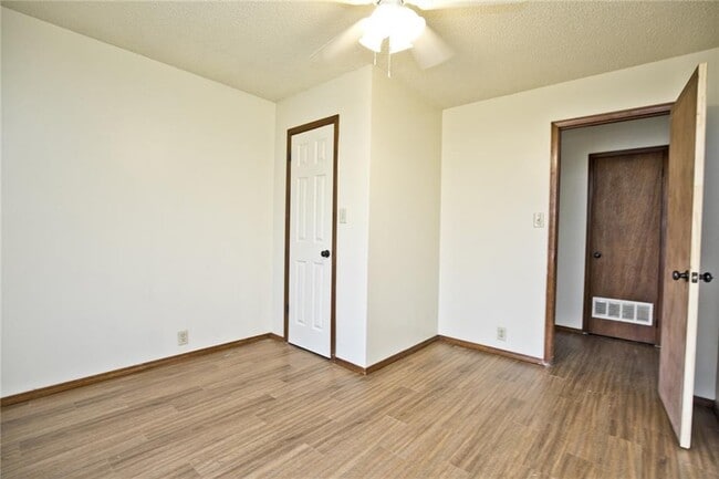 Building Photo - 726 McClure Ave