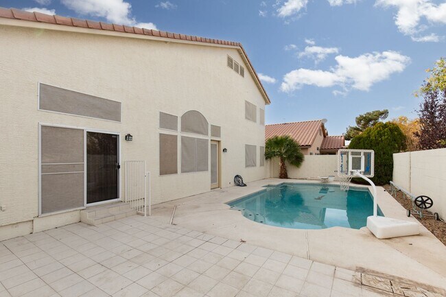 Building Photo - Enormous Silverado Ranch pool home with new paint and carpet