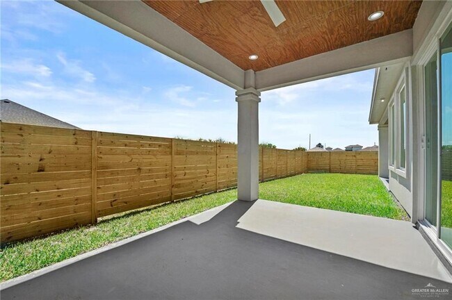 Building Photo - 31 E Conroe Rd