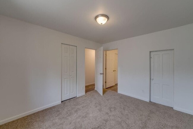 Building Photo - 4 bedroom 2 bath Home