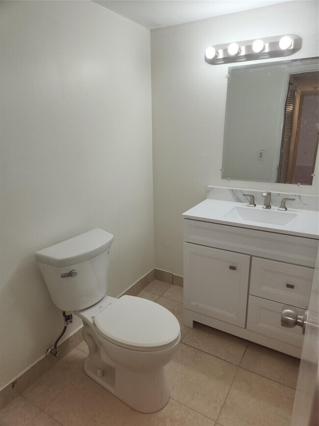 Building Photo - 17890 W Dixie Hwy