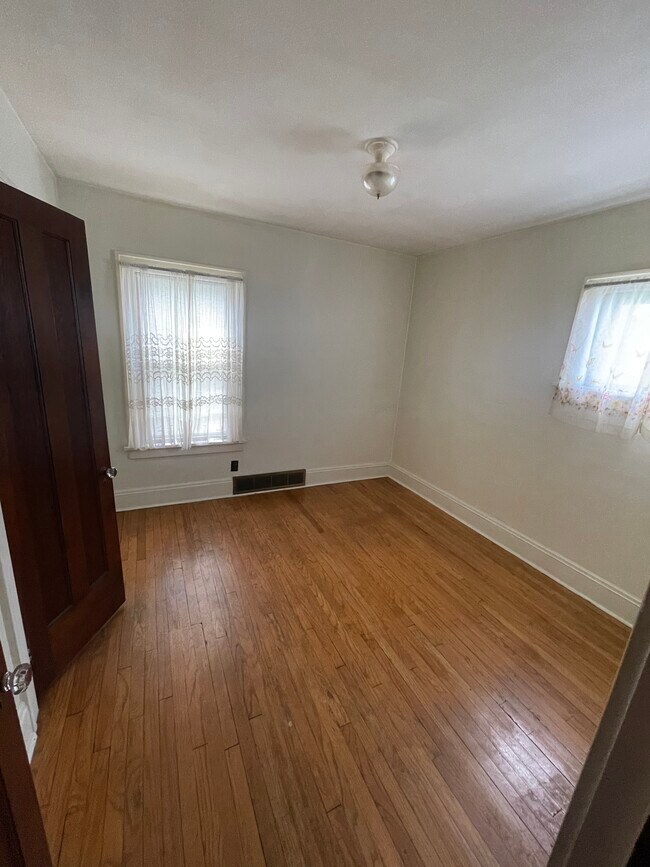 Building Photo - 3850 W 157th St