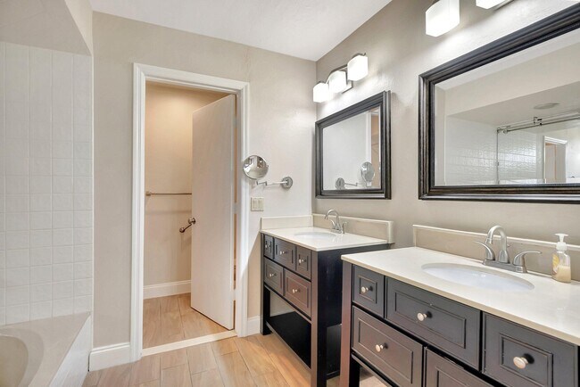Building Photo - 6740 Lago Vista Terrace