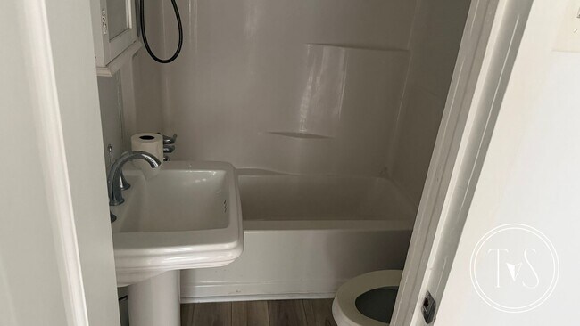 Building Photo - MOVE IN SPECIAL: $1000 OFF 1st MONTH'S RENT** and RATE DROP ALERT (was $1600/month)!