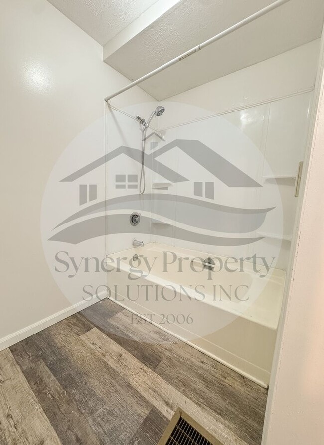 Building Photo - Large Mansfield Home