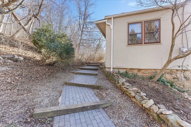 Building Photo - 825 Creek Rd