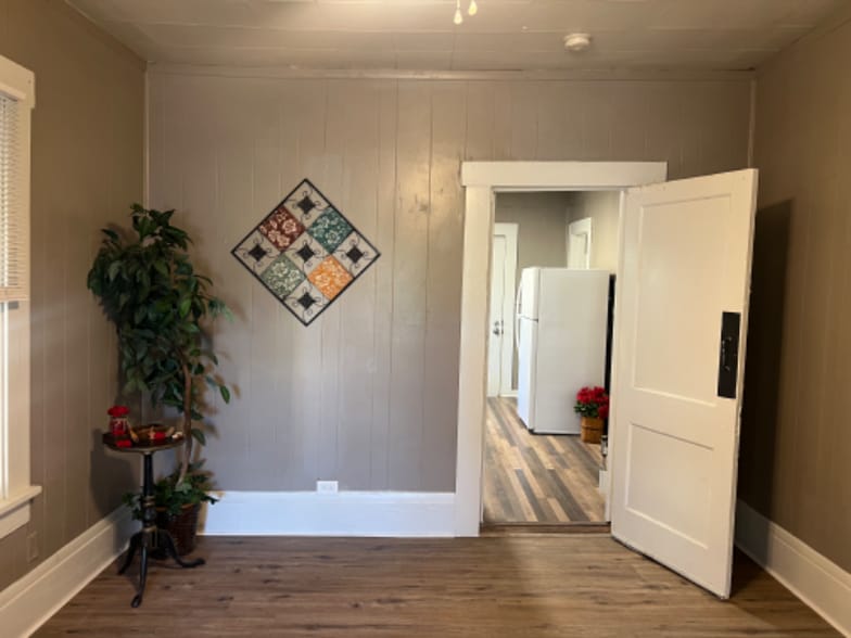 Building Photo - 521 W Ridgewood Ct