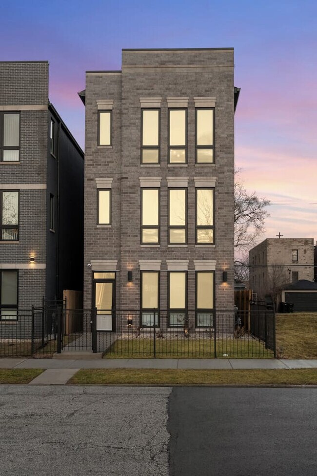 Building Photo - 3715 S Giles Ave