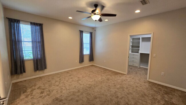 Building Photo - 3/2 w/ home office and 2 car garage